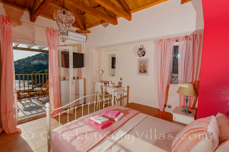 Beachfront villa with pool on Alonissos