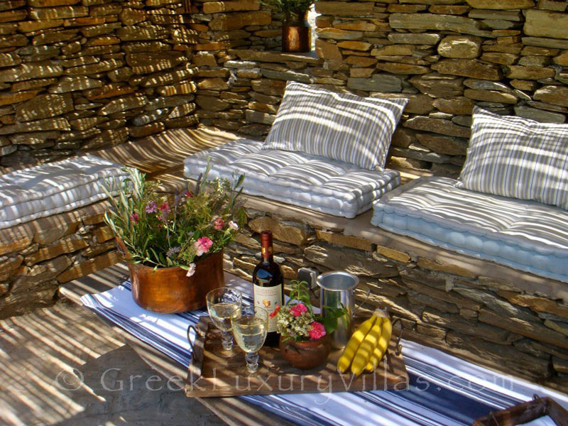Chill-out in the Shade of the Traditional Luxury Villa