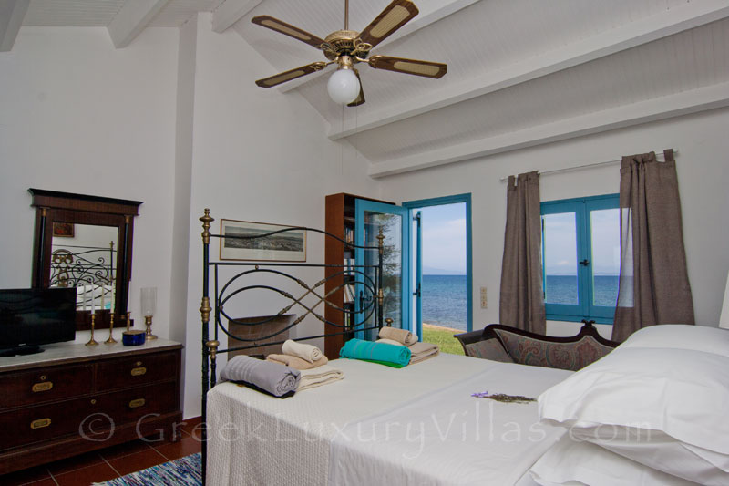 Absolute Waterfront Villa Queen Size Bedroom