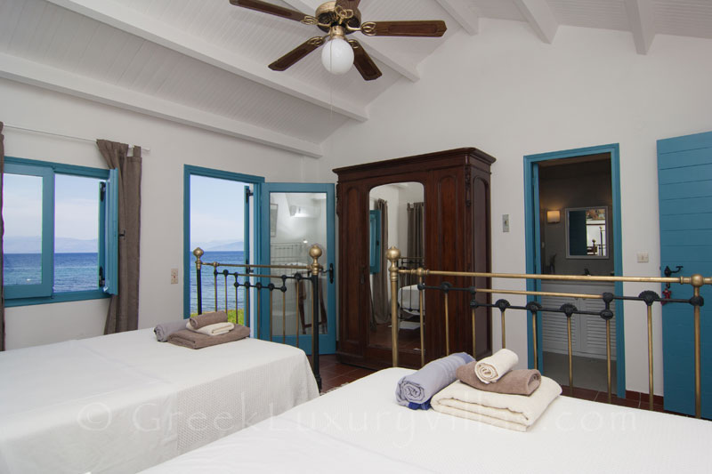 Absolute Waterfront Villa Guesthouse Bedroom