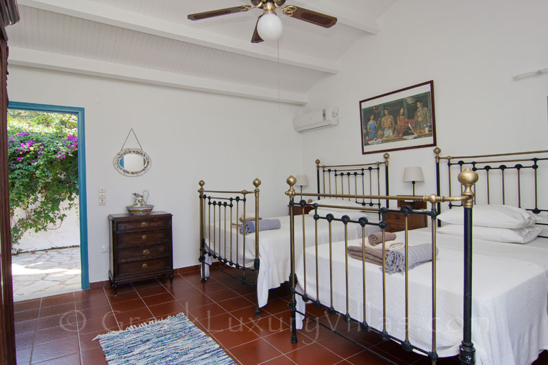 Absolute Waterfront Villa Guesthouse Double Bedroom