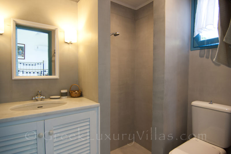 Absolute Waterfront Villa Guesthouse Bathroom