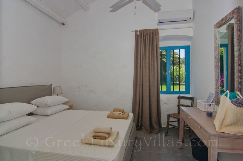 Absolute Waterfront Villa Boathouse Double-Bedroom