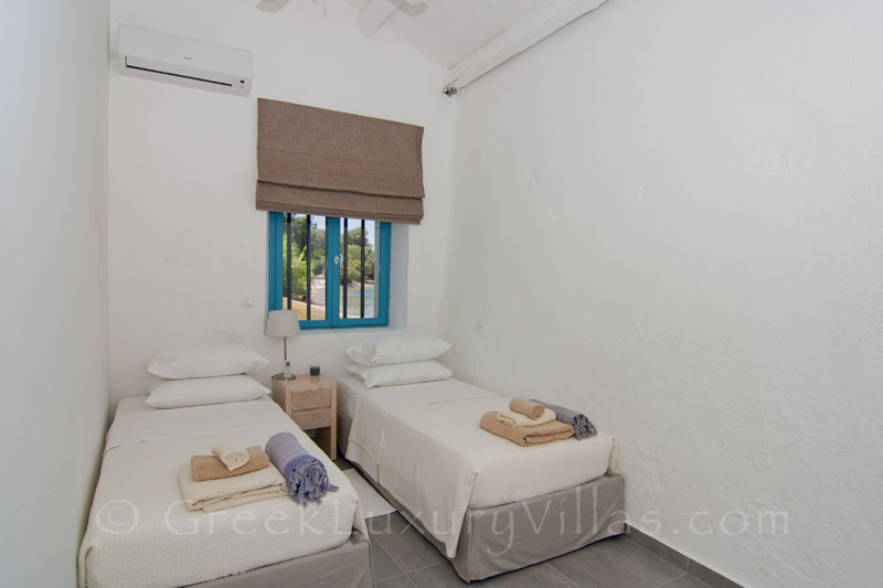 Absolute Waterfront Villa Boathouse Single Bedroom