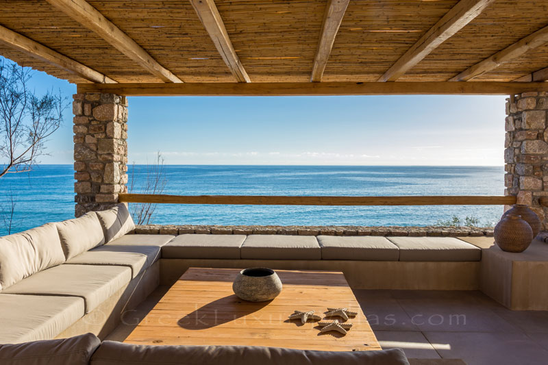 Absolute beachfront villa for groups