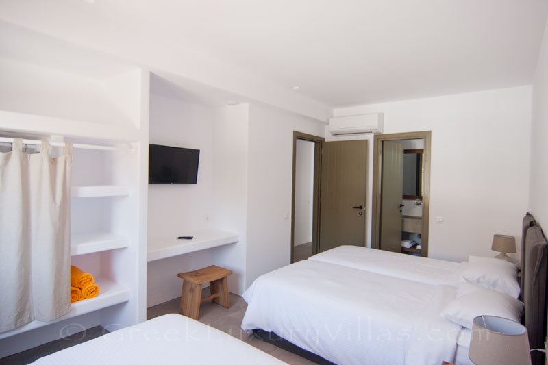 Triple Bedroom in an absolute beachfront villa for groups