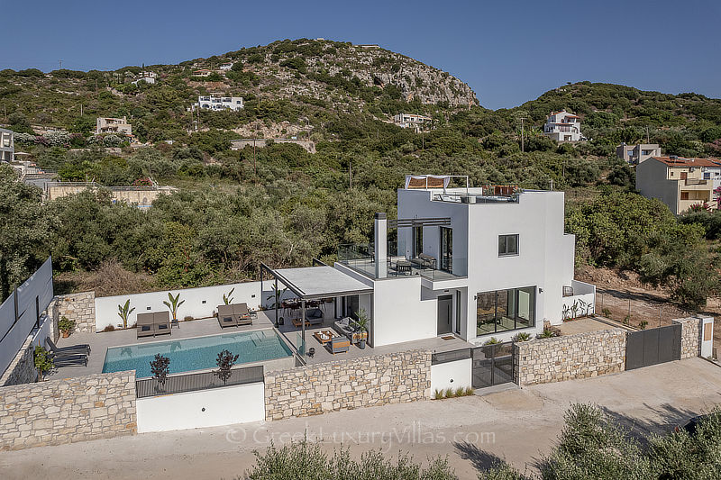luxurious villa with pool and garden near the sea in Crete
