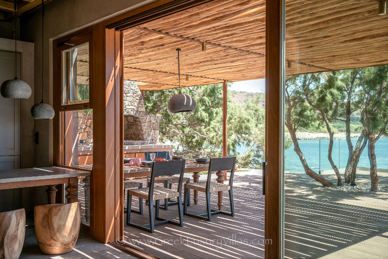 Two bedroom beach house with pool in front of the sea in Crete