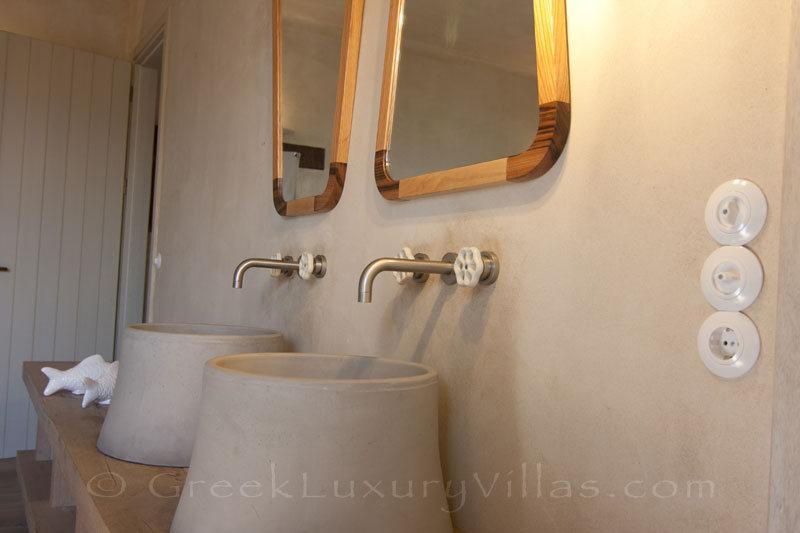 The bathroom in the bedroom of the beach house in Crete