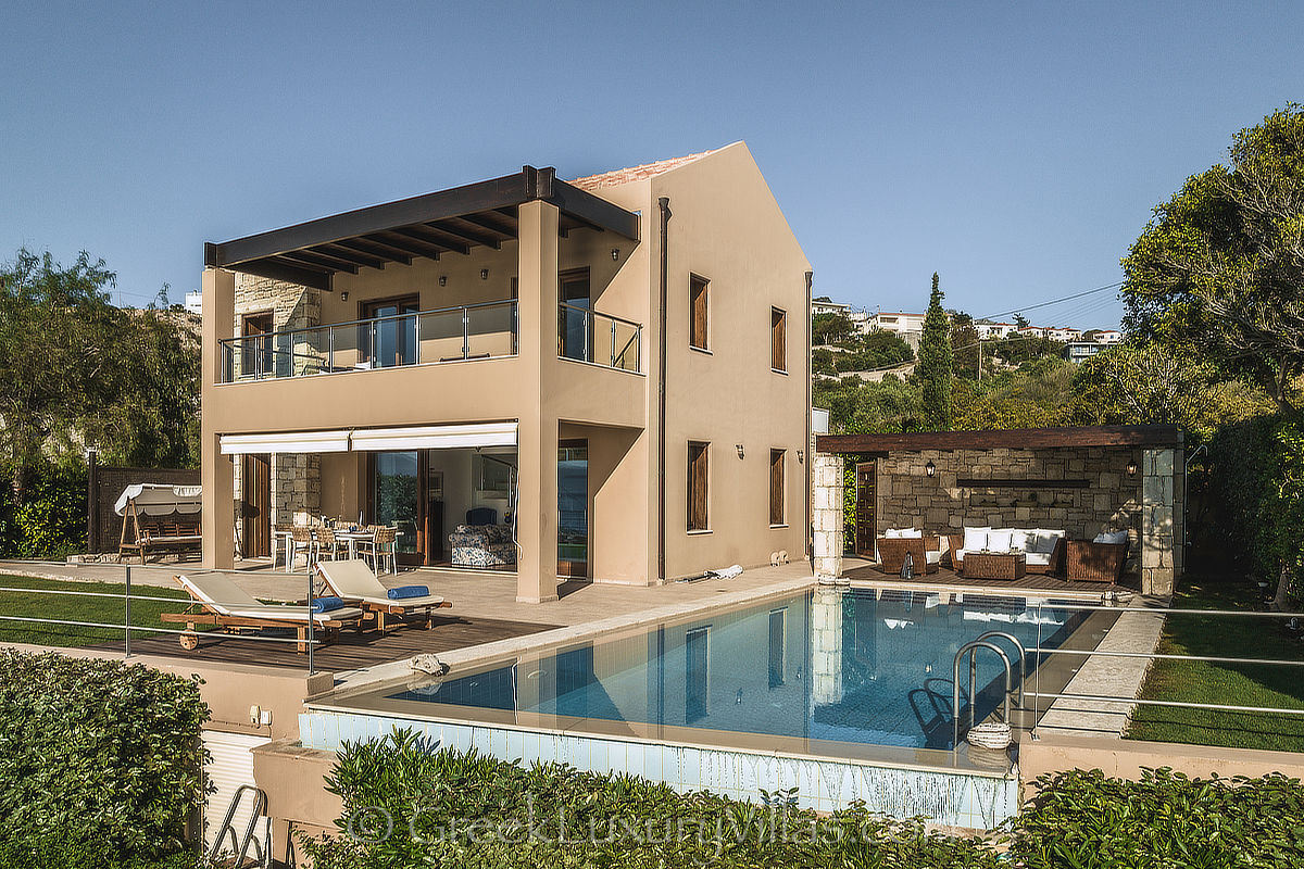 traditional seafront villa with pool in Crete