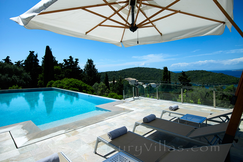infinitiy pool with sea view