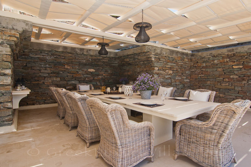 Kea private luxury villa with large outdoor dining area