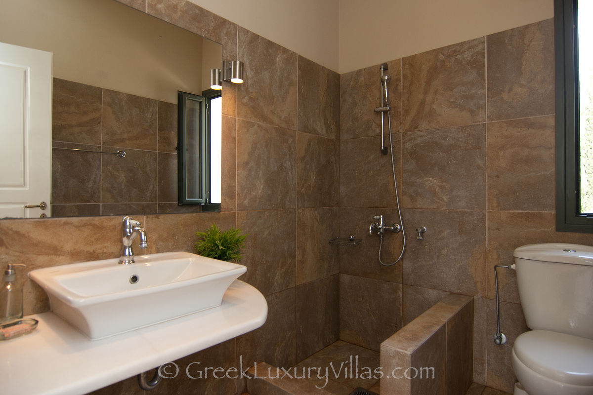 ensuite bathroom villa with pool in Kefalonia