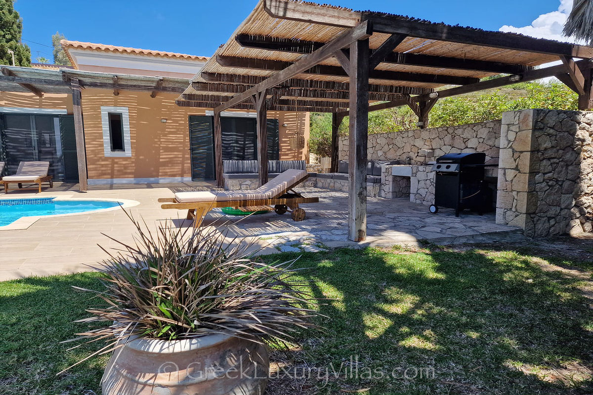 outdoor lounge with bbq of villa with pool in Kefalonia