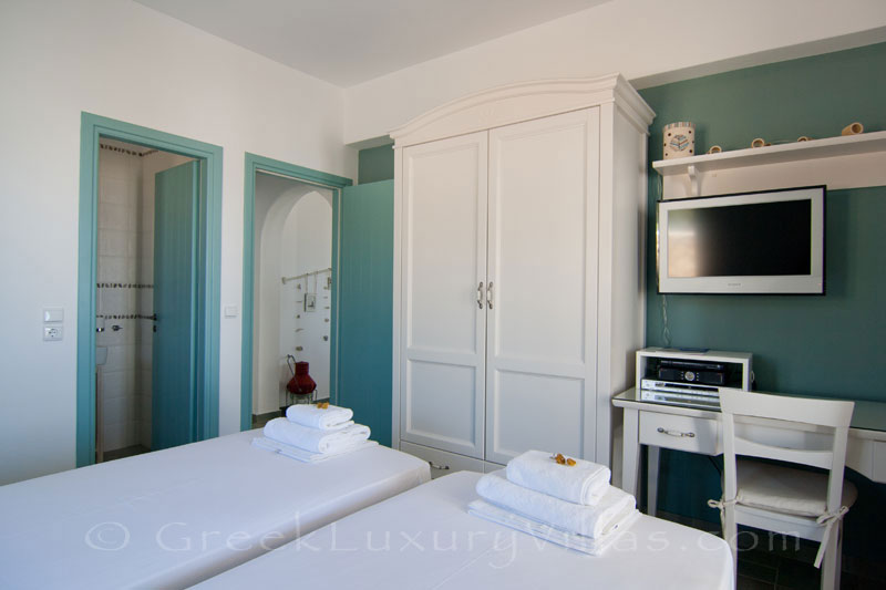 Two singe beds of luxury villa with pool in Koufonisi