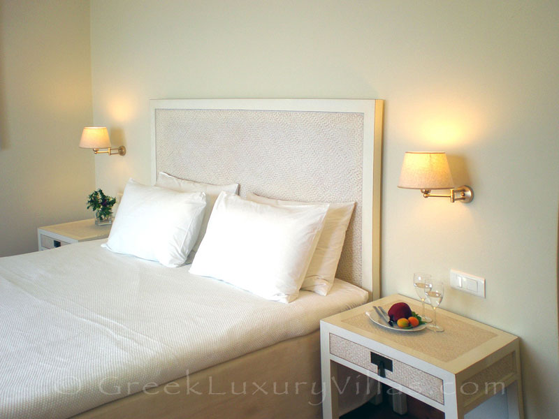 A bedroom in a villa with seaview and a pool in Lefkas