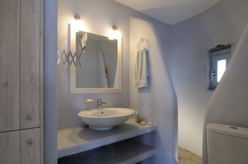 traditional villa en suite bathroom