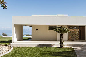 A Modern Beachfront Villa with Pool 