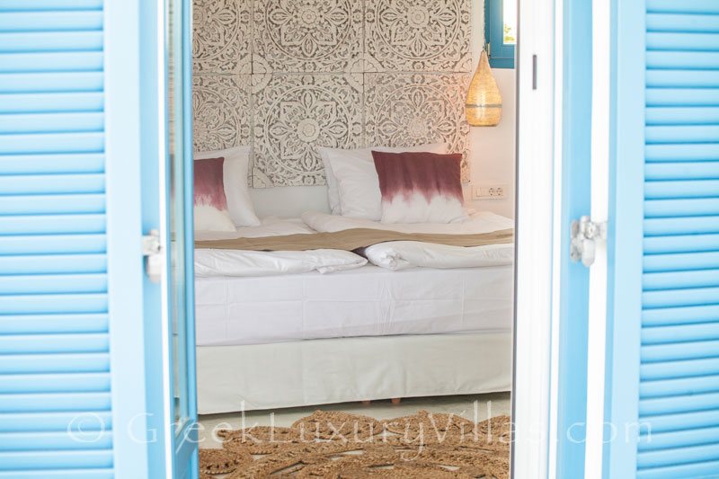 A bedroom in a luxury villa with a pool in Rhodes