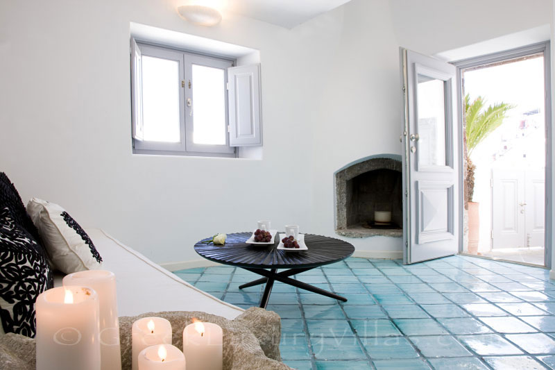 A cave bedroom with access to a terrace in a luxury villa in Fira, Santorini