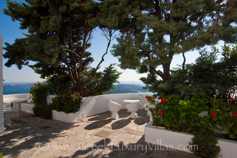 A villa in Santorini with an outdoor seating area on the cliff