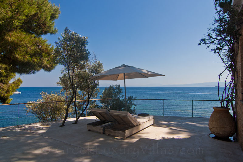 Relax on the seafront of Skiathos beachfront cottage