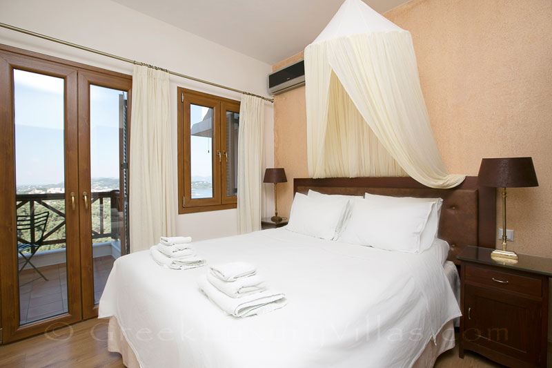 Skiathos luxurious holiday house with plunge pool bedroom