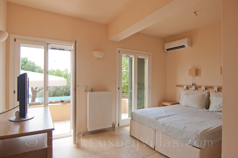 Einzelbetten mit Blick auf Pool und Meer in Skiathos
