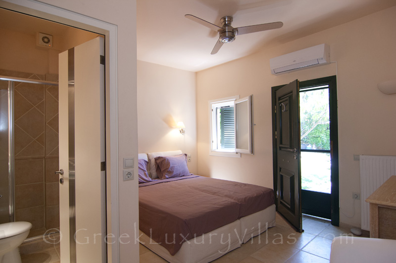 Schlafzimmer Luxusvilla mit Pool mit Blick auf die Bucht