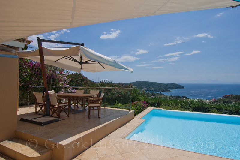 Außenbereich mit Pool der Luxusvilla auf Skiathos