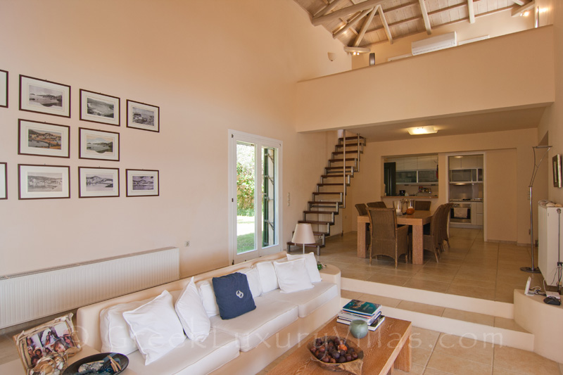Wohnzimmer der Luxusvilla mit Pool auf Skiathos