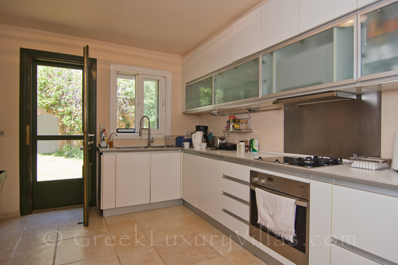Küche der Luxusvilla mit Pool auf Skiathos, Griechenland